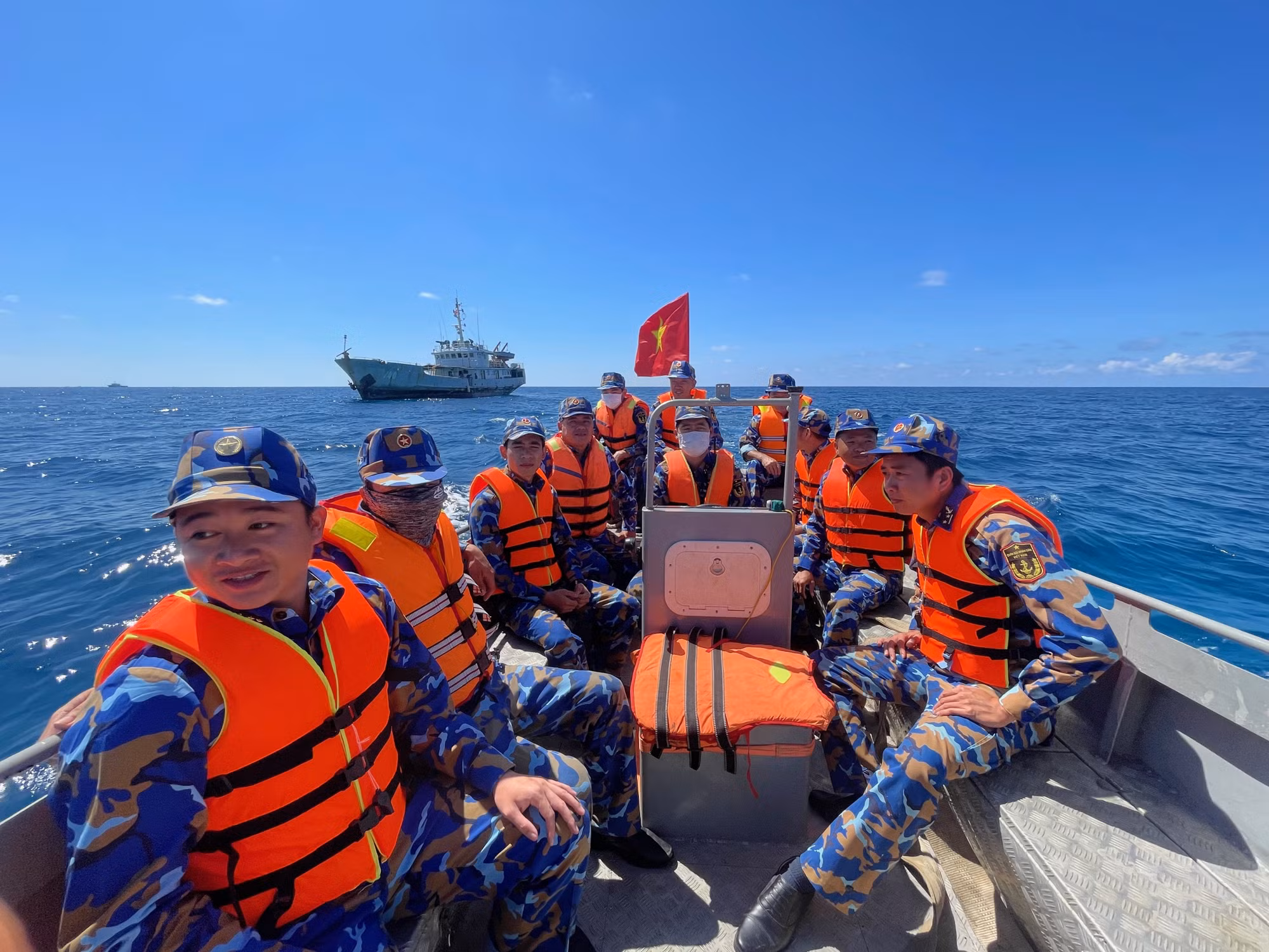 xuong-cho-cac-cu-tri-la-can-bo-chien-si-tau-749-lu-doan-129-hai-quan-len-nha-gian-dk1-20-thuc-hien-bau-cu.jpg