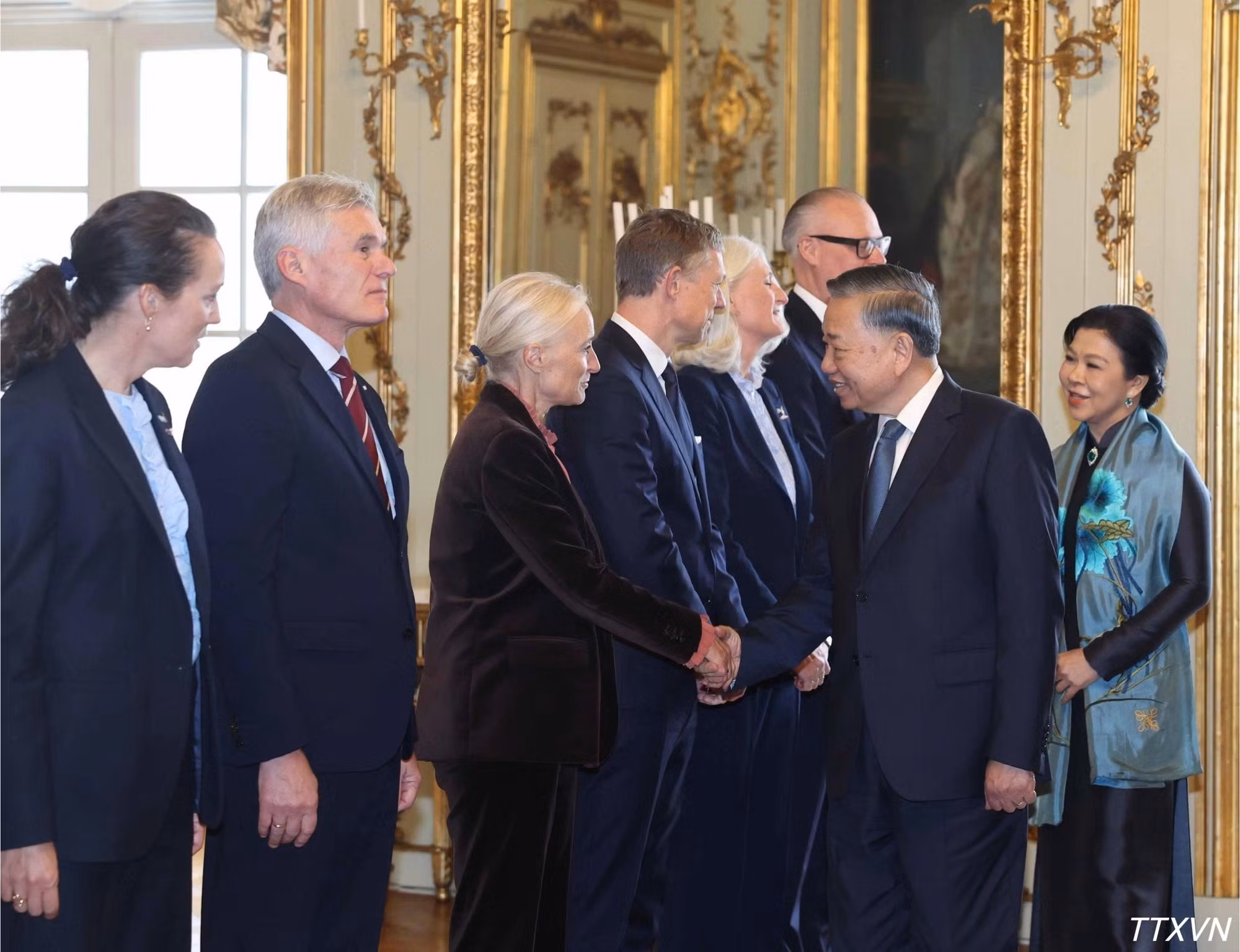 vna-potal-nha-vua-dan-mach-va-hoang-hau-chu-tri-le-tien-tong-bi-thu-chu-tich-nuoc-to-lam-va-phu-nhan-9270.jpg