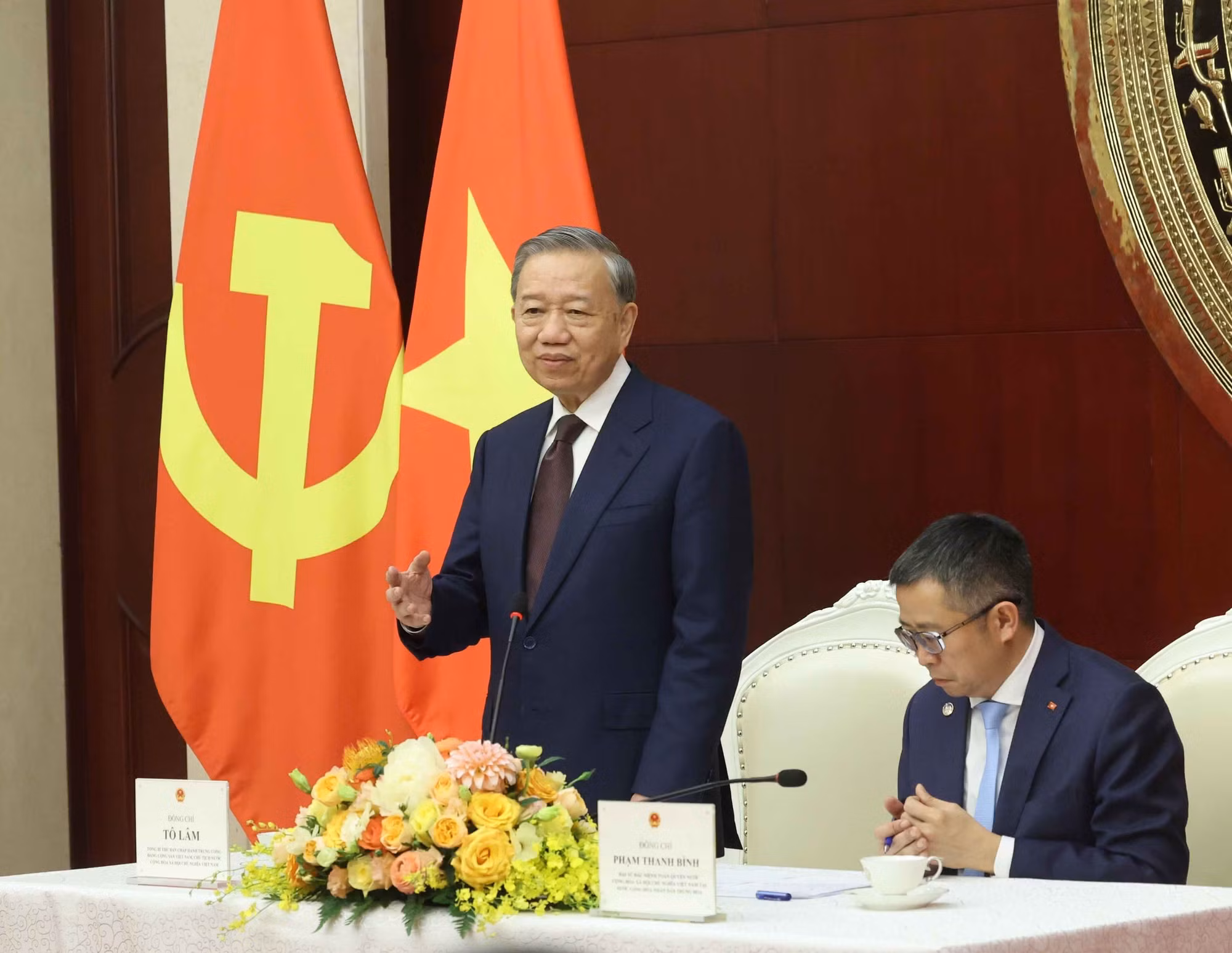 vna-potal-tong-bi-thu-chu-tich-nuoc-to-lam-va-phu-nhan-gap-go-can-bo-nhan-vien-dai-su-quan-va-dai-dien-cong-dong-nguoi-viet-nam-tai-trung-quoc-8701002.jpg