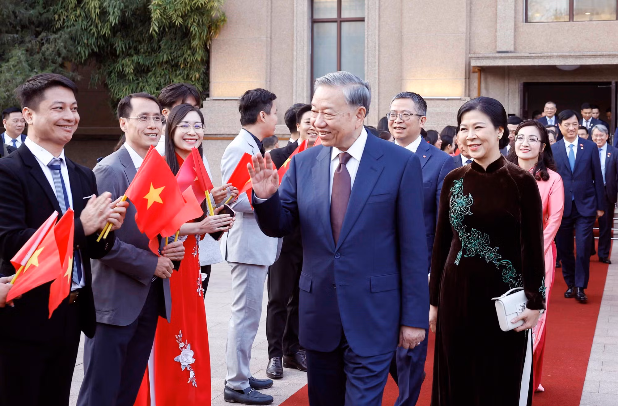vna-potal-tong-bi-thu-chu-tich-nuoc-to-lam-va-phu-nhan-gap-go-can-bo-nhan-vien-dai-su-quan-va-dai-dien-cong-dong-nguoi-viet-nam-tai-trung-quoc-8701027.jpg