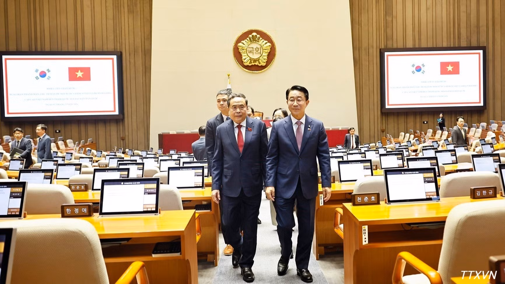 vna-potal-chu-tich-quoc-hoi-tran-thanh-man-tham-quan-phong-hop-cua-quoc-hoi-han-quoc-9062.jpg