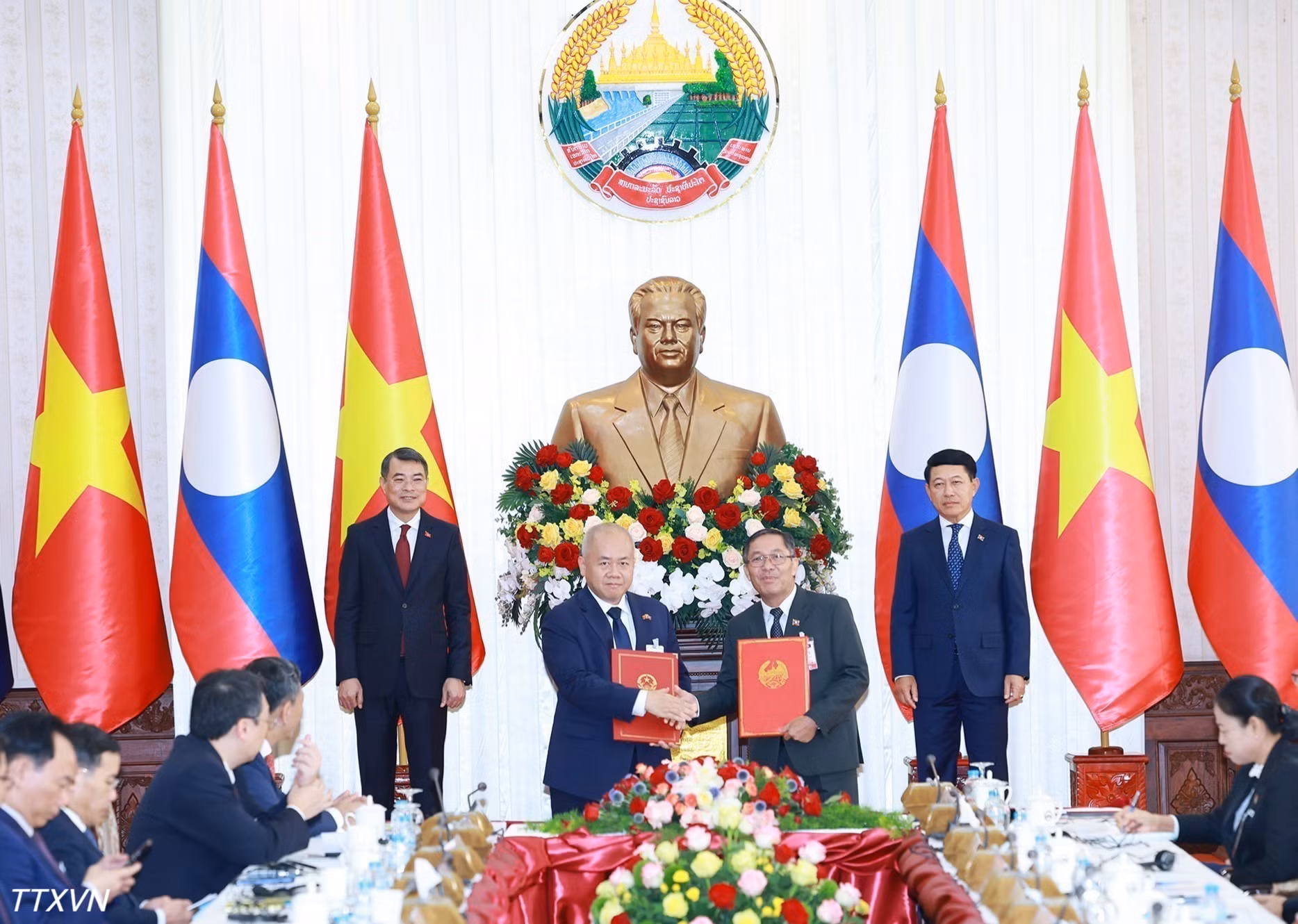 vna-potal-thu-tuong-le-minh-hung-va-thu-tuong-lao-saleumxay-kommasith-chung-kien-le-trao-van-kien-hop-tac-8477.jpg