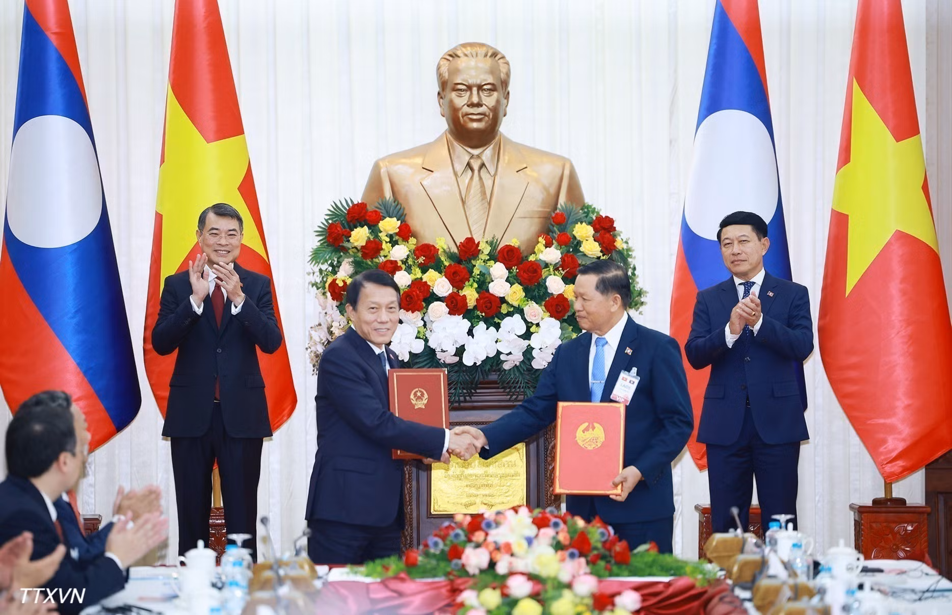 vna-potal-thu-tuong-le-minh-hung-va-thu-tuong-lao-saleumxay-kommasith-chung-kien-le-trao-van-kien-hop-tac-2473.jpg