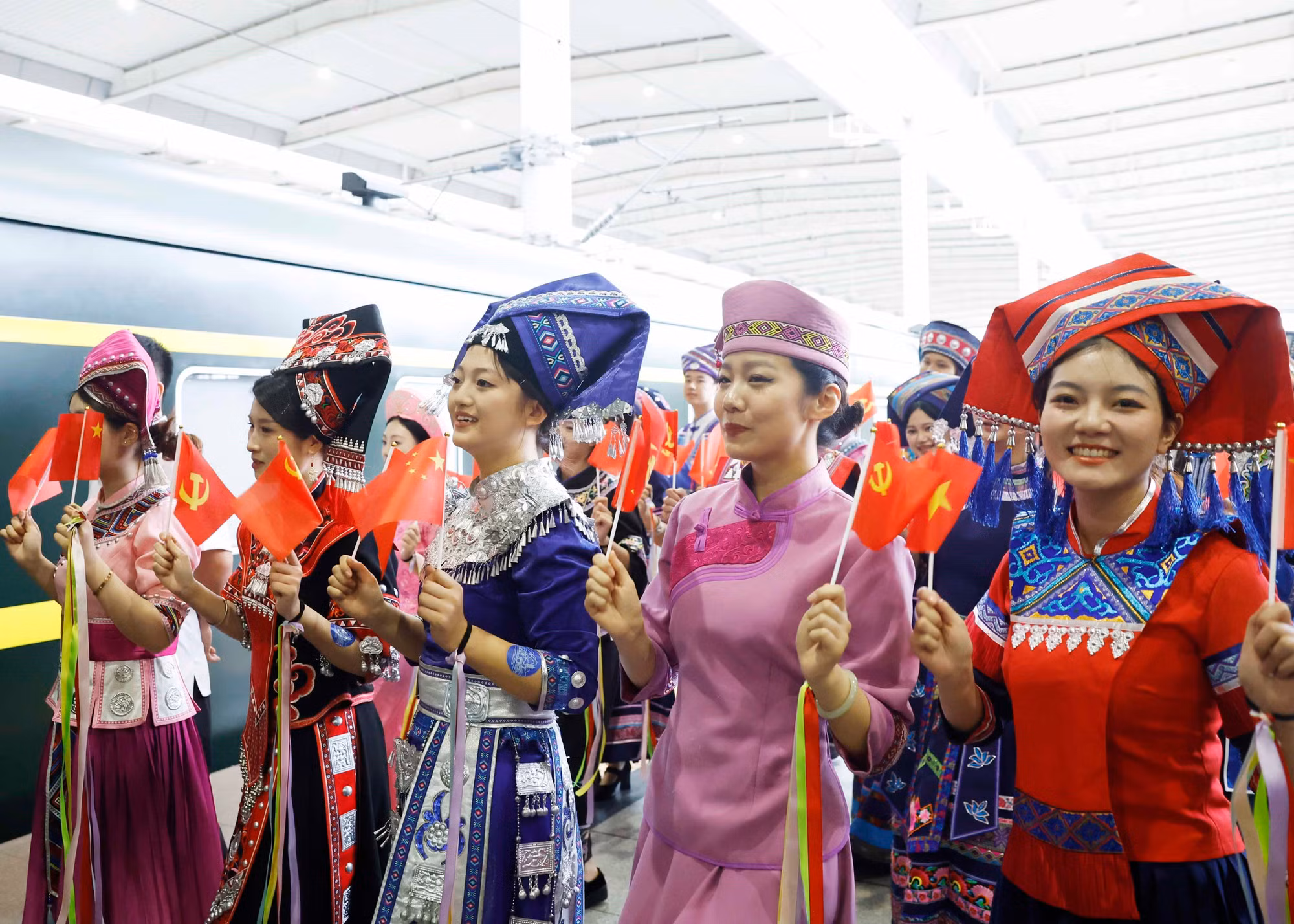 vna-potal-tong-bi-thu-chu-tich-nuoc-to-lam-cung-phu-nhan-ket-thuc-tot-dep-chuyen-tham-cap-nha-nuoc-den-trung-quoc-8707741.jpg
