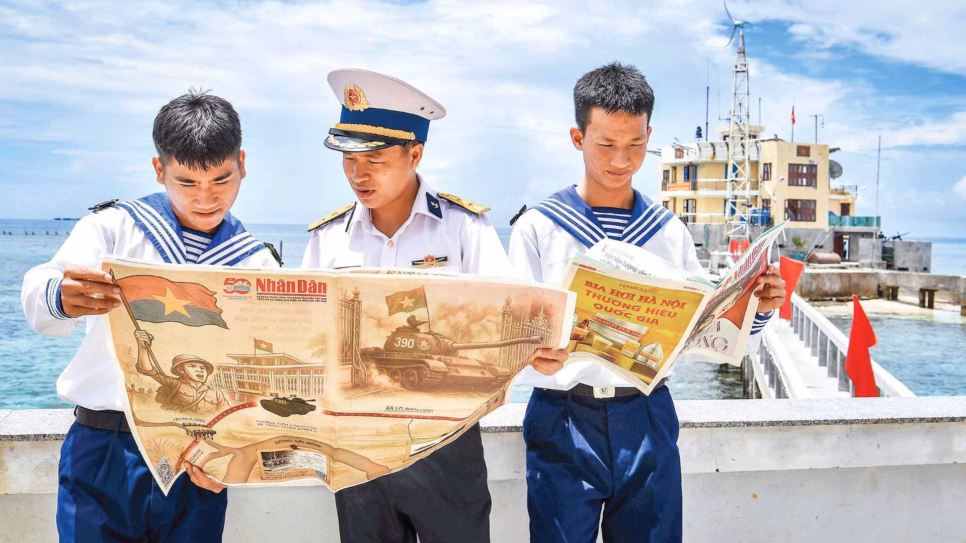 Phụ san đặc biệt kỷ niệm 50 năm Ngày Giải phóng miền nam, thống nhất đất nước của Báo Nhân Dân đến với những người lính trên đảo Trường Sa. (Ảnh: THÀNH ĐẠT)