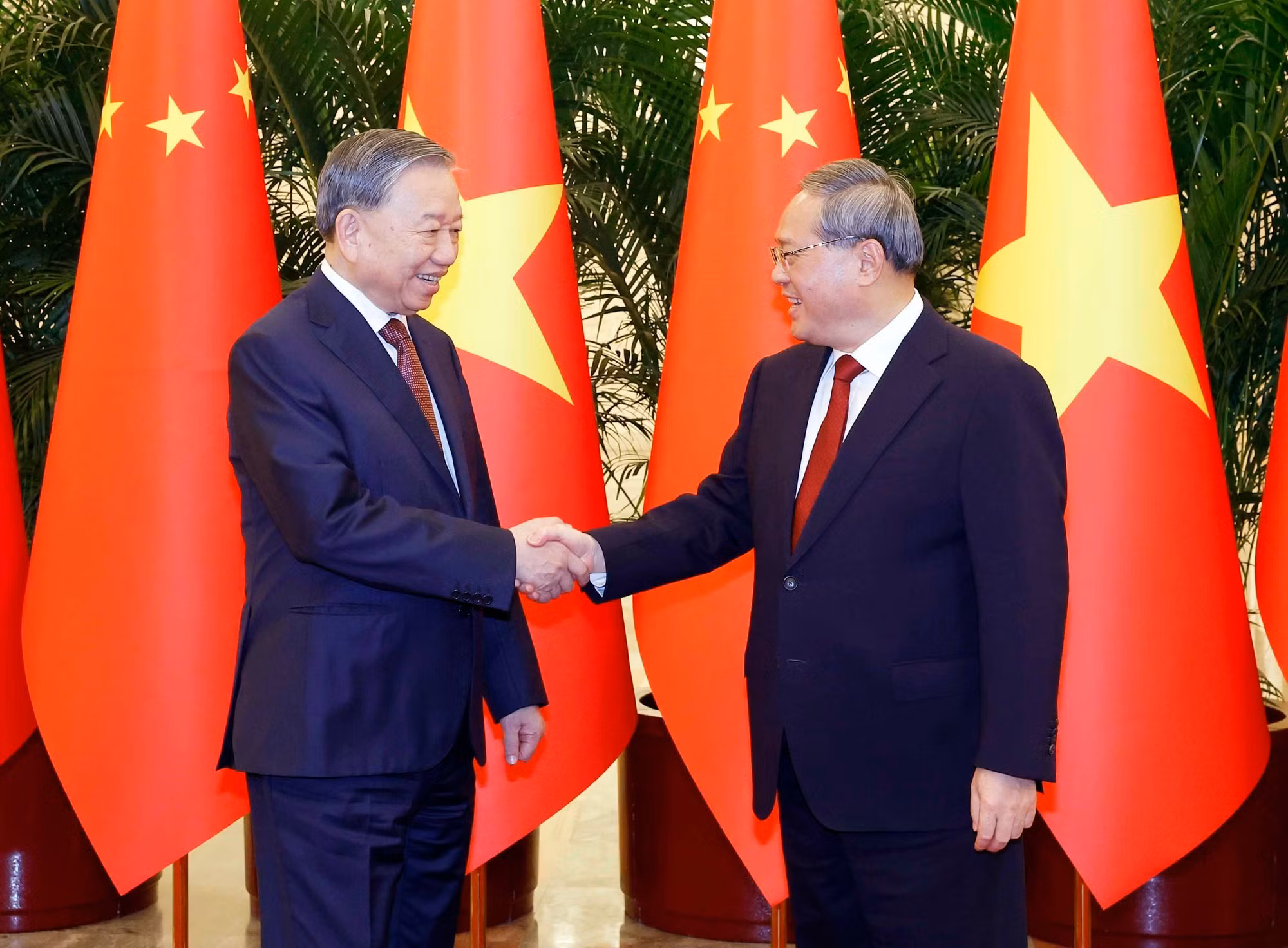 Tổng Bí thư, Chủ tịch nước Tô Lâm hội kiến Thủ tướng Trung Quốc Lý Cường. (Ảnh: THỐNG NHẤT/TTXVN)