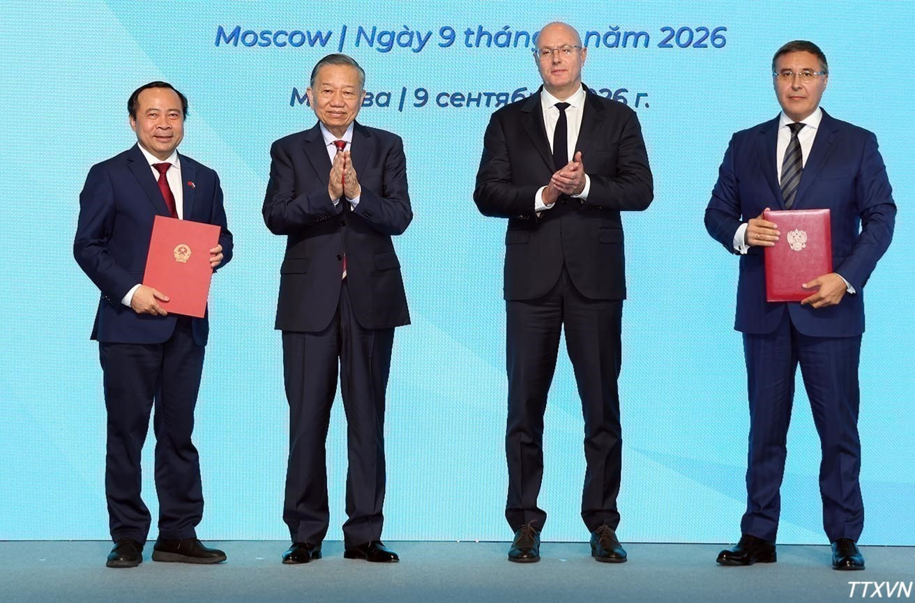 Tổng B&iacute; thư, Chủ tịch nước T&ocirc; L&acirc;m v&agrave; Ph&oacute; Thủ tướng Nga Dmitry Chernyshenko chứng kiến trao thỏa thuận hợp t&aacute;c giữa hai nước. (Ảnh: Thống Nhất/TTXVN)
