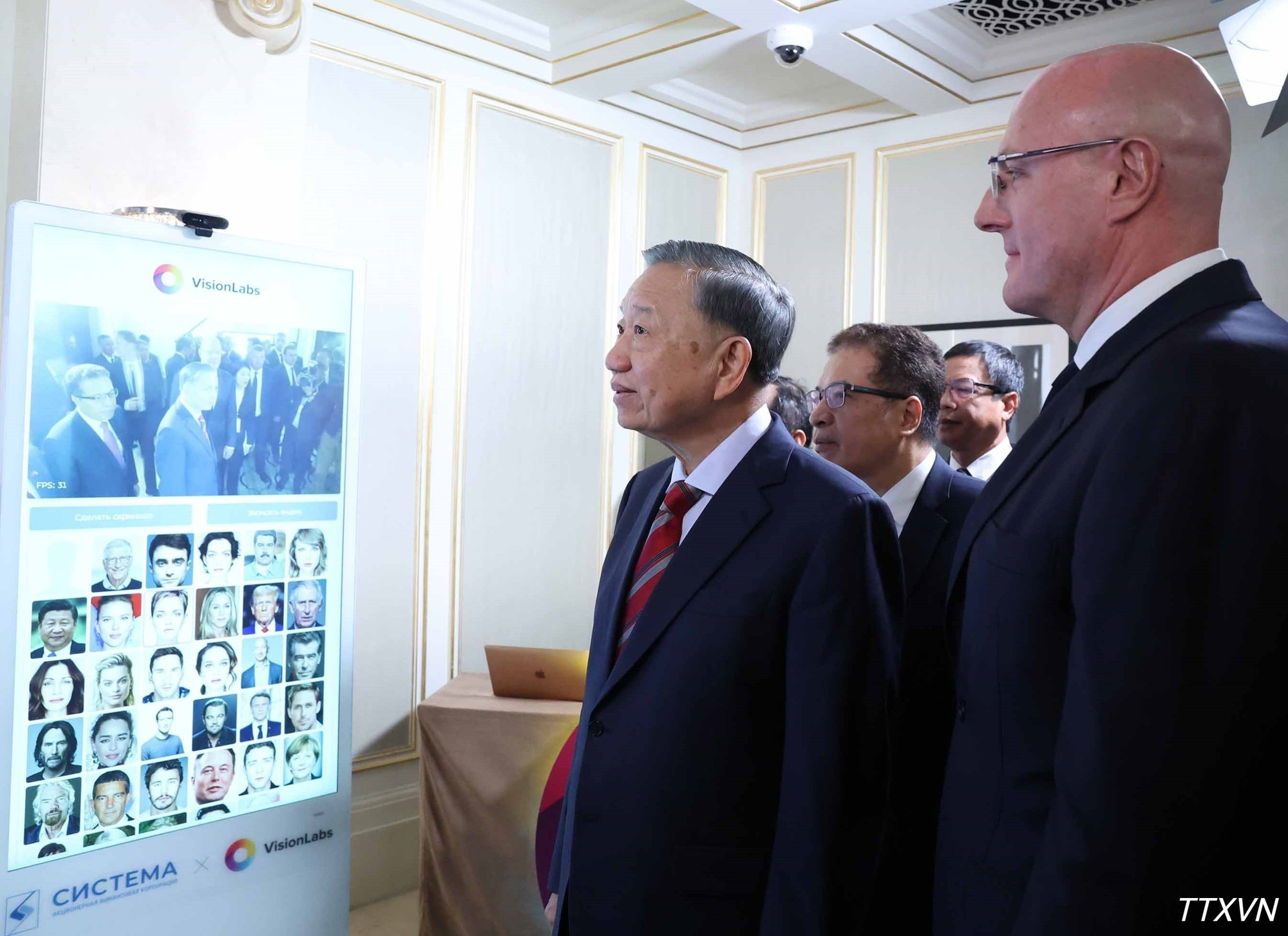 Tổng B&iacute; thư, Chủ tịch nước T&ocirc; L&acirc;m v&agrave; Ph&oacute; Thủ tướng Nga Dmitry Chernyshenko xem một số h&igrave;nh ảnh về quan hệ hợp t&aacute;c Việt-Nga. (Ảnh: Thống Nhất/TTXVN)