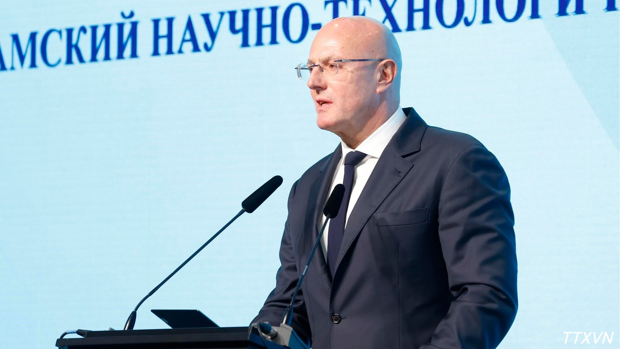 Ph&oacute; Thủ tướng Nga Dmitry Chernyshenko ph&aacute;t biểu. (Ảnh: Thống Nhất/TTXVN)