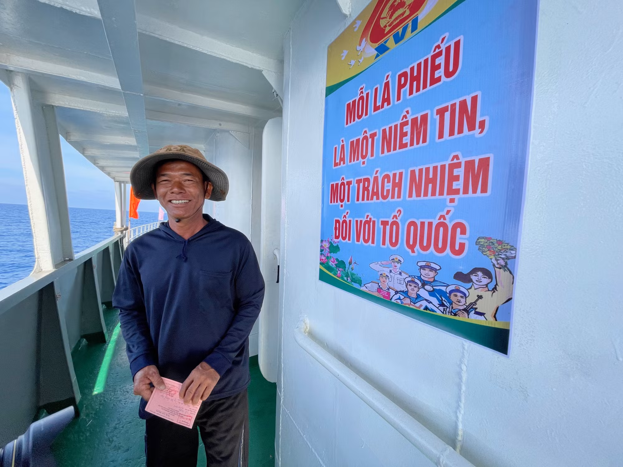 ngu-dan-tau-ca-qng92654ts-len-tau-truong-sa-04-bo-phieu-som.jpg