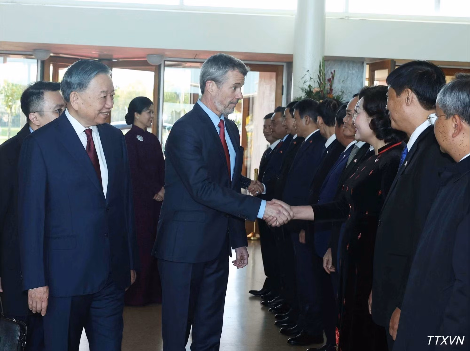vna-potal-le-don-tong-bi-thu-chu-tich-nuoc-to-lam-va-phu-nhan-tham-cap-nha-nuoc-toi-dan-mach-3596.jpg