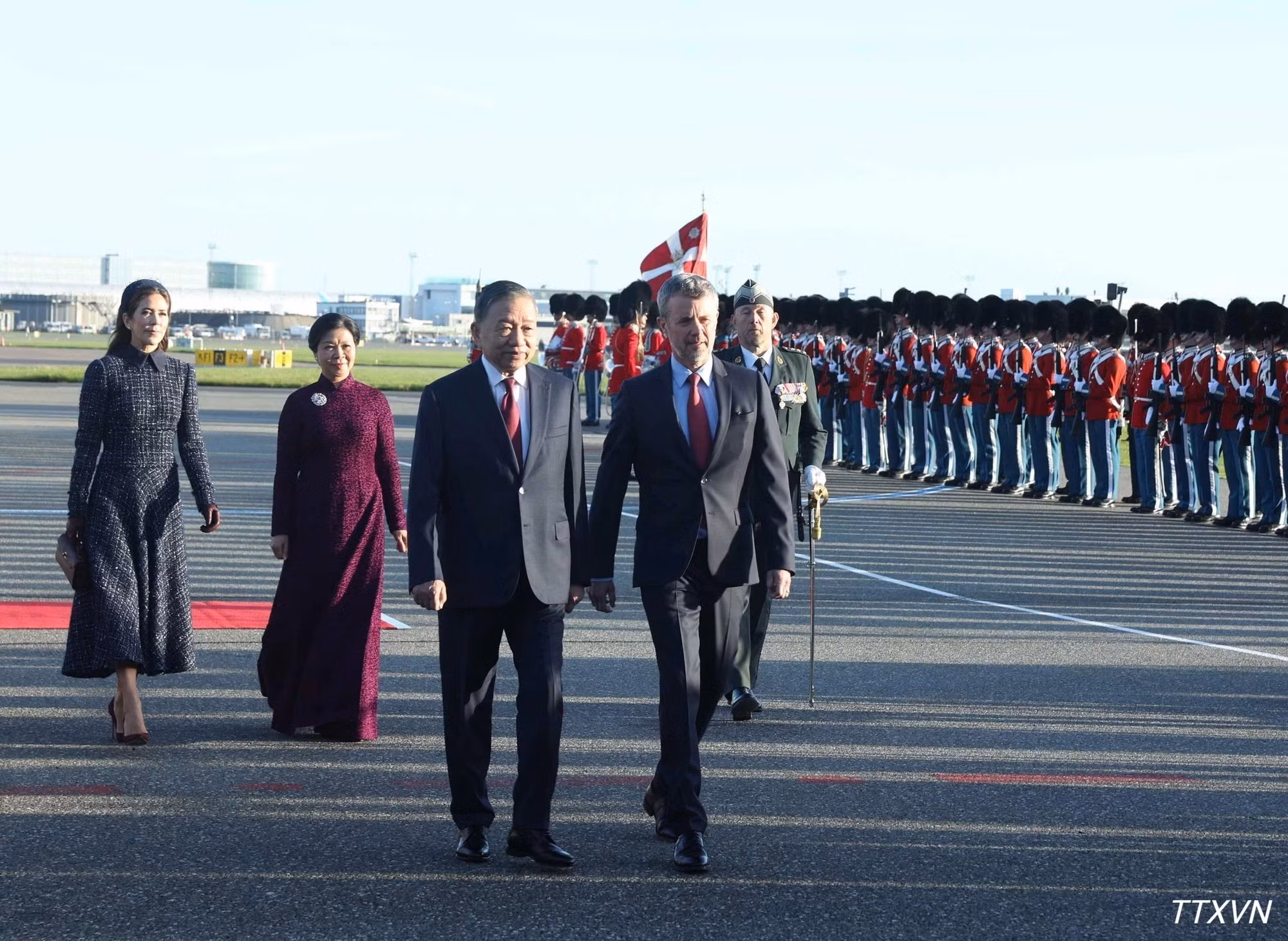 vna-potal-le-don-tong-bi-thu-chu-tich-nuoc-to-lam-va-phu-nhan-tham-cap-nha-nuoc-toi-dan-mach-1642.jpg