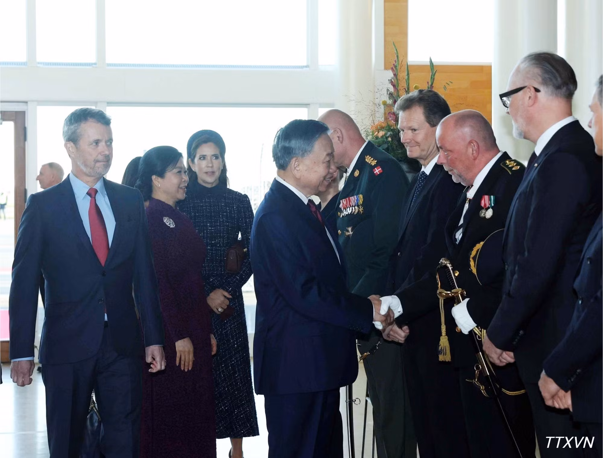 vna-potal-le-don-tong-bi-thu-chu-tich-nuoc-to-lam-va-phu-nhan-tham-cap-nha-nuoc-toi-dan-mach-7877.jpg