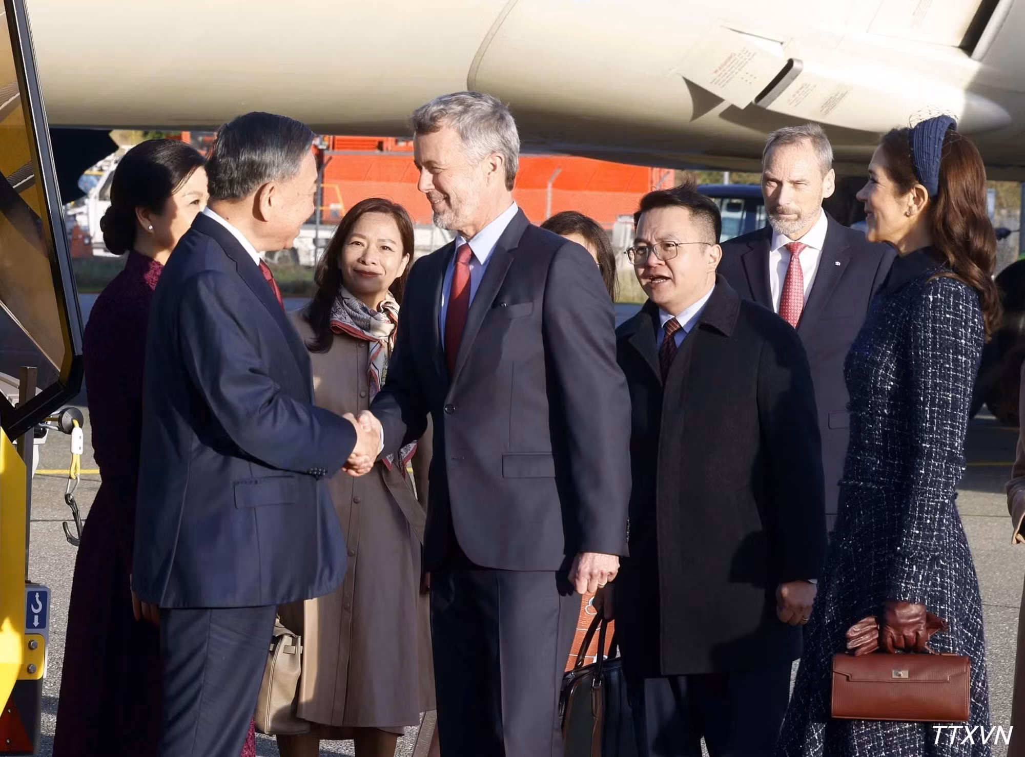 vna-potal-le-don-tong-bi-thu-chu-tich-nuoc-to-lam-va-phu-nhan-tham-cap-nha-nuoc-toi-dan-mach-7137.jpg