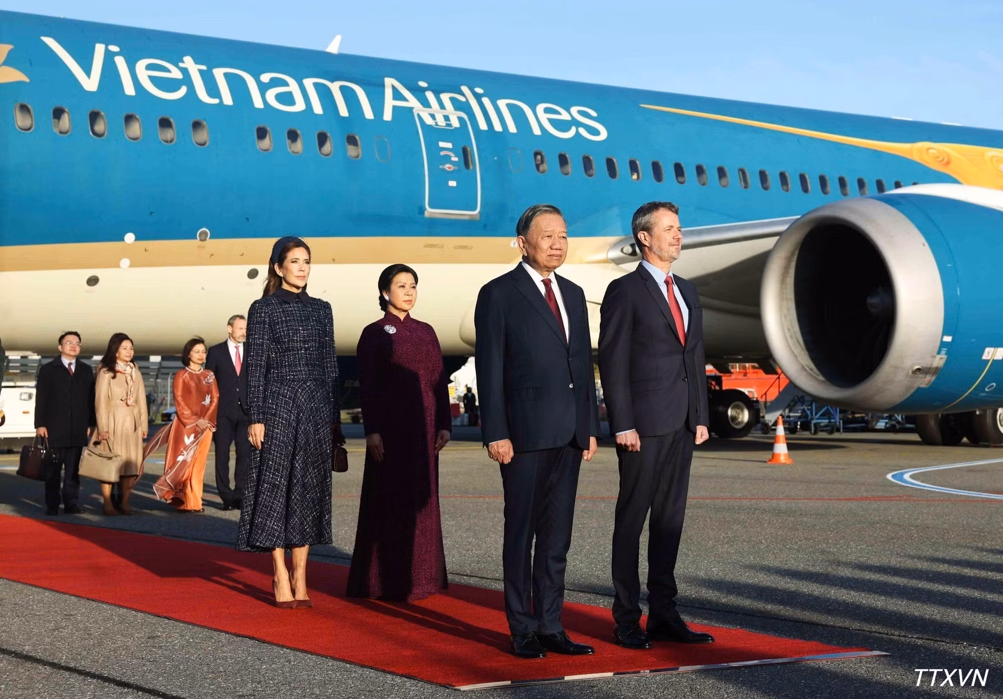 vna-potal-le-don-tong-bi-thu-chu-tich-nuoc-to-lam-va-phu-nhan-tham-cap-nha-nuoc-toi-dan-mach-4597.jpg
