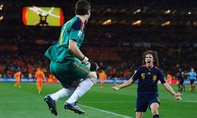 Iker Casillas (bìa trái) và Carles Puyol ăn mừng sau khi Tây Ban Nha giành chiến thắng trận chung kết World Cup tại Nam Phi năm 2010. (Ảnh: FIFA)