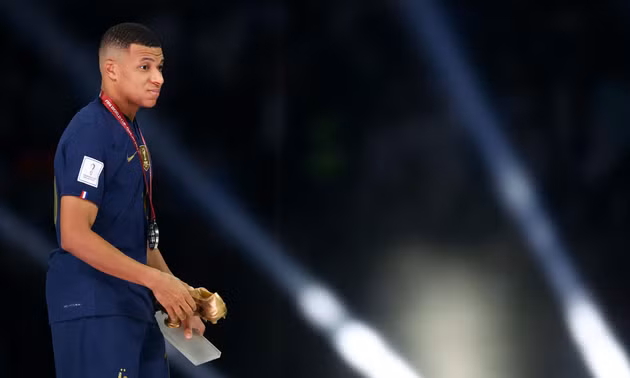 Kylian Mbappe nhận giải Chiếc giày vàng trong lễ trao cúp vô địch World Cup 2022. (Ảnh: Reuters)