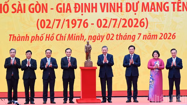 Tổng Bí thư, Chủ tịch nước Tô Lâm trao bức tượng Chủ tịch Hồ Chí Minh tặng Đảng bộ, chính quyền và nhân dân Thành phố Hồ Chí Minh.