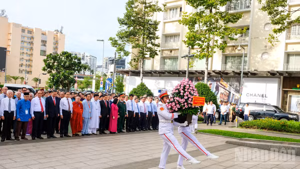 Tổng Bí thư, Chủ tịch nước Tô Lâm cùng đoàn đại biểu thành kính dâng hoa tưởng nhớ Chủ tịch Hồ Chí Minh, tại Công viên Tượng đài Chủ tịch Hồ Chí Minh.