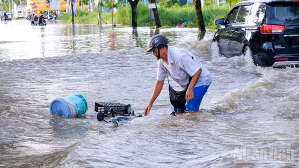 Triều cường đạt đỉnh khiến nhiều tuyến đường ở Thành phố Hồ Chí Minh ngập sâu.
