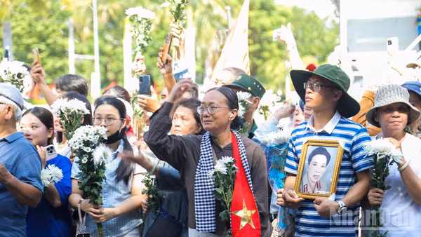 Người dân Thành phố Hồ Chí Minh tiễn đưa các liệt sĩ về nơi an nghỉ.