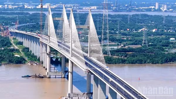 Cầu Bình Khánh trên tuyến cao tốc Bến Lức-Long Thành đã đón những dòng phương tiện đầu tiên lưu thông ổn định qua sông Soài Rạp.