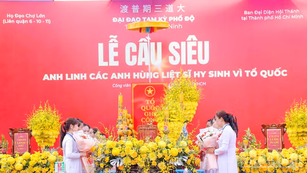 12 đồng nhi thực hiện nghi thức dâng hoa lên bàn thờ nghi lễ.