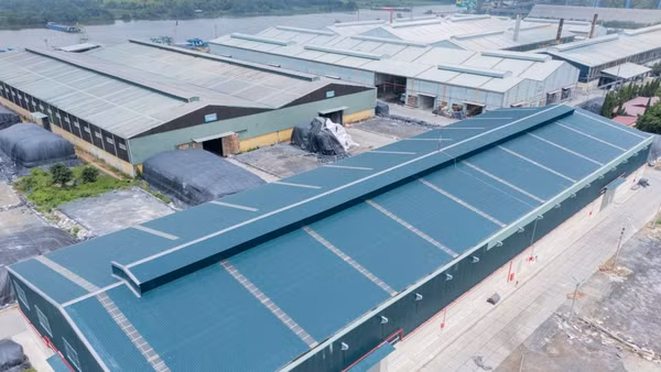 Nhà kho lắp đặt điện mặt trời áp mái tại Nhà máy Phân bón Bình Điền Long An. (Ảnh : QUỐC KHÁNH)
