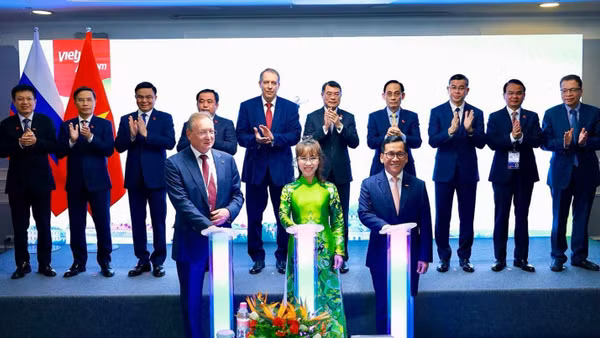 Thủ tướng Lê Minh Hưng chứng kiến Lễ công bố mở các đường bay kết nối Việt Nam và Liên bang Nga của Hãng hàng không Vietjet tại Kazan, Liên bang Nga, tháng 6/2026. (Ảnh: Vietjet) 