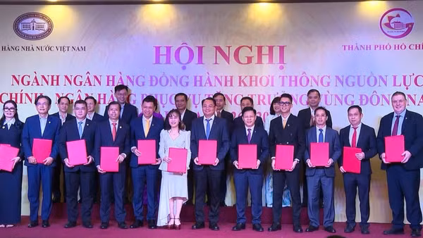 Lãnh đạo các ngân hàng và doanh nghiệp trao cam kết tài trợ, đầu tư tại Hội nghị “Ngành Ngân hàng đồng hành khơi thông nguồn lực Tài chính - Ngân hàng phục vụ tăng trưởng vùng Đông Nam Bộ giai đoạn 2026-2030”. (Ảnh: HDbank)
