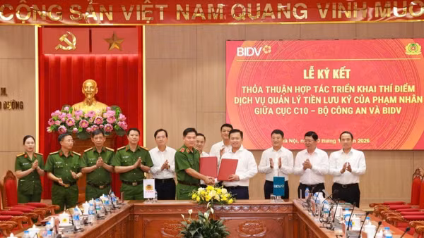 Thiếu tướng Nguyễn Thanh Trường, Cục trưởng Cục C10 và ông Hoàng Việt Hùng, Tổng Giám đốc BIDV ký kết Thỏa thuận hợp tác. (Nguồn: BIDV)