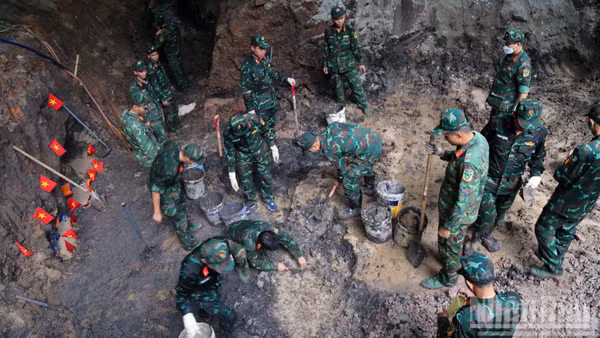 Lực lượng chức năng tìm kiếm hài cốt liệt sĩ tại Công viên Lê Thị Riêng, Thành phố Hồ Chí Minh, tháng 7/2026. (Ảnh: THẾ ANH)