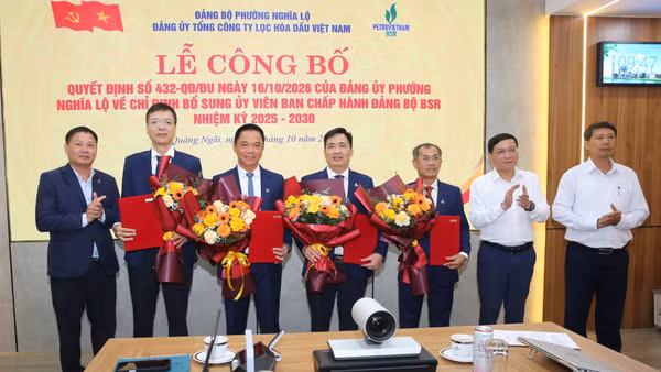 Lãnh đạo phường Nghĩa Lộ trao quyết định và lãnh đạo BSR tặng hoa các đồng chí được bổ sung Ủy viên Ban chấp hành Đảng bộ BSR nhiệm kỳ 2025-2030. (Ảnh: BSR)