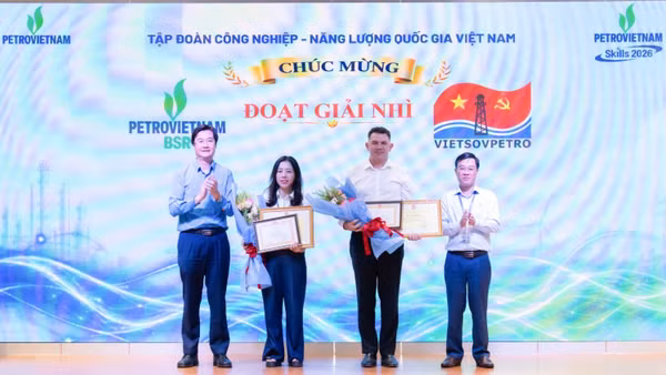 Ban tổ chức trao giải Nhì toàn đoàn cho BSR và Vietsovpetro. (Ảnh: Tổng công ty Lọc hóa dầu Việt Nam)