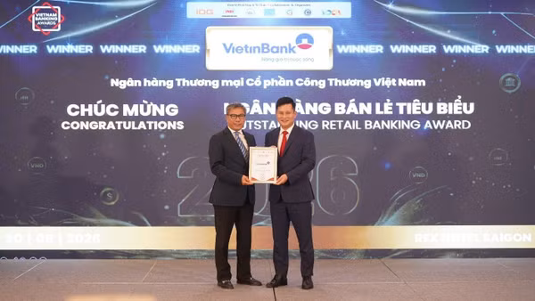 Ông Trần Công Quỳnh Lân- Phó Tổng Giám đốc phụ trách Khối Bán lẻ VietinBank nhận giải thưởng Ngân hàng bán lẻ tiêu biểu 2026. (Ảnh: VIETINBANK)
