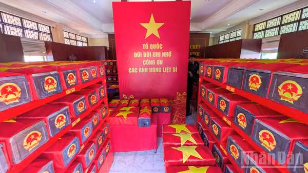 Những công việc chuẩn bị cuối cùng cho Lễ truy điệu an táng 731 hài cốt liệt sĩ tại Công viên Lê Thị Riêng.
