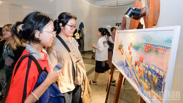 Sinh viên tìm hiểu quy trình chuyển hóa vật liệu thành sản phẩm thiết kế có tính ứng dụng.
