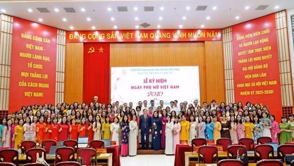 Các nhà khoa học nữ chụp ảnh kỷ niệm cùng Chủ tịch Viện Hàn lâm Khoa học xã hội Việt Nam tại buổi lễ. (Ảnh: Viện Hàn lâm Khoa học xã hội Việt Nam)