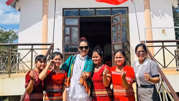 Tác giả bài viết - Tiến sĩ Rơ Đăm Thị Bích Ngọc (thứ 3 từ trái sang) cùng các bạn trẻ đồng bào dân tộc thiểu số trong chuyến đi thực địa ở Đắk Lắk. (Ảnh: Xuân Nga)
