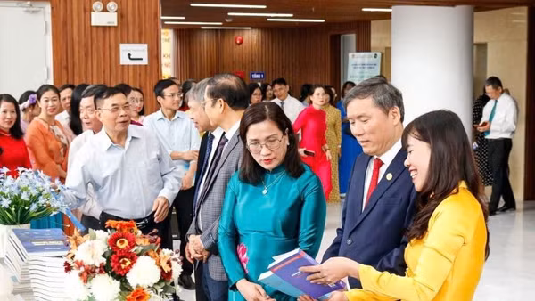 Lãnh đạo Viện Hàn lâm và các đại biểu tham quan không gian trưng bày "Địa lý nhân văn- Kiến tạo phát triển".