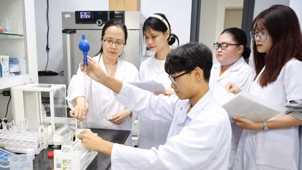 Khoa học công nghệ là động lực để phát triển đất nước thời kỳ mới. (Ảnh: Sinh viên Đại học Quốc gia Hà Nội trong giờ học về Trí tuệ nhân tạo (AI)).
