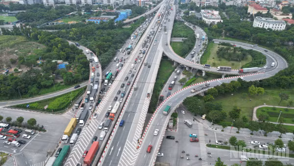 [Ảnh] Hà Nội: Ngày đầu nghỉ lễ 2/9 cửa ngõ đông đúc, người dân di chuyển chậm rời Thủ đô