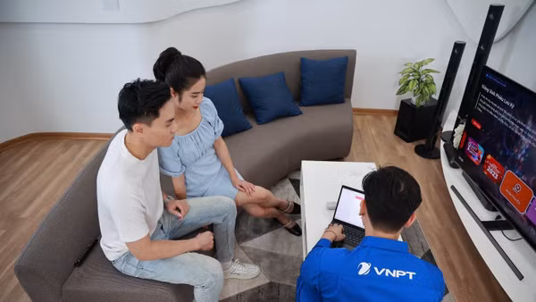 Kỹ thuật viên VNPT khảo sát nhu cầu sử dụng Internet của từng gia đình và tư vấn giải pháp phù hợp. (Ảnh: VNPT)