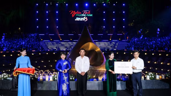 Đại diện Ban Lãnh đạo Ngân hàng TMCP Ngoại thương Việt Nam tham dự và trao quà tại sự kiện ( Ảnh : VCB )
