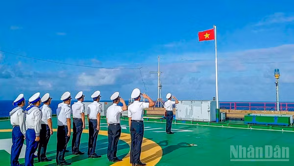 Cán bộ, chiến sĩ Nhà giàn DK1 trang nghiêm thực hiện nghi lễ chào cờ nhân kỷ niệm 81 năm Quốc khánh nước Cộng hòa xã hội chủ nghĩa Việt Nam.