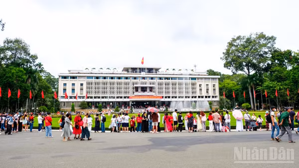 Không khí tham quan tại Thành phố Hồ Chí Minh sôi động trong kỳ nghỉ Quốc khánh 2/9.