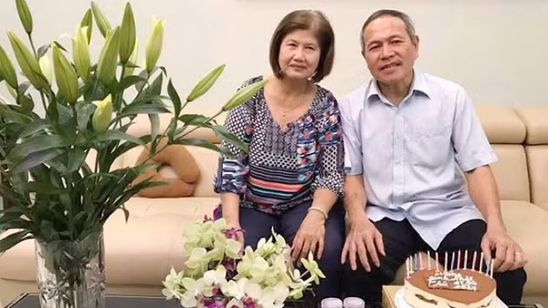 Ông Đỗ Tâm Thư và bà Lê Thị Cúc (phường Thảo Điền, Thành phố Hồ Chí Minh) vui mừng khi nhận lương hưu tăng theo mức mới qua tài khoản ngân hàng ngay trong ngày 1/7/2026.