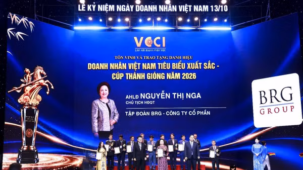Đồng chí Phạm Gia Túc, Ủy viên Bộ Chính trị, Phó Thủ tướng Thường trực Chính phủ và đồng chí Hồ Sỹ Hùng, Chủ tịch Liên đoàn Thương mại và Công nghiệp Việt Nam trao tặng Cúp Thánh Gióng cho Anh hùng Lao động Nguyễn Thị Nga. (Ảnh: Thu Thảo)