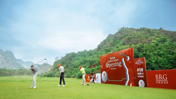 Các gôn thủ tham gia khai mạc giải đấu chào mừng sân Canyon Course hoàn thiện 18 hố. (Ảnh: BRG)