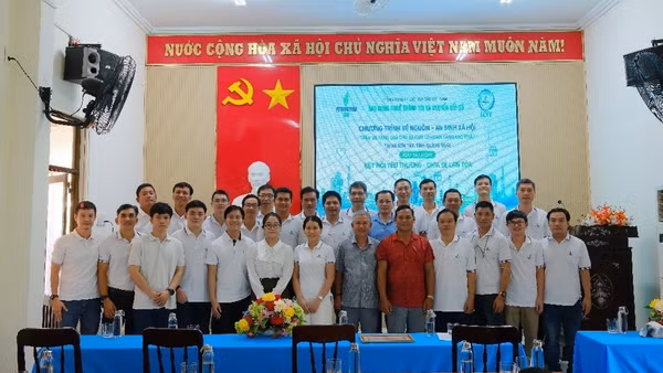Đoàn công tác của Ban Công nghệ thông tin và Chuyển đổi số BSR đã có một chương trình an sinh xã hội ý nghĩa tại xã Sơn Tây, tỉnh Quảng Ngãi. (Ảnh: CHÍNH LINH)